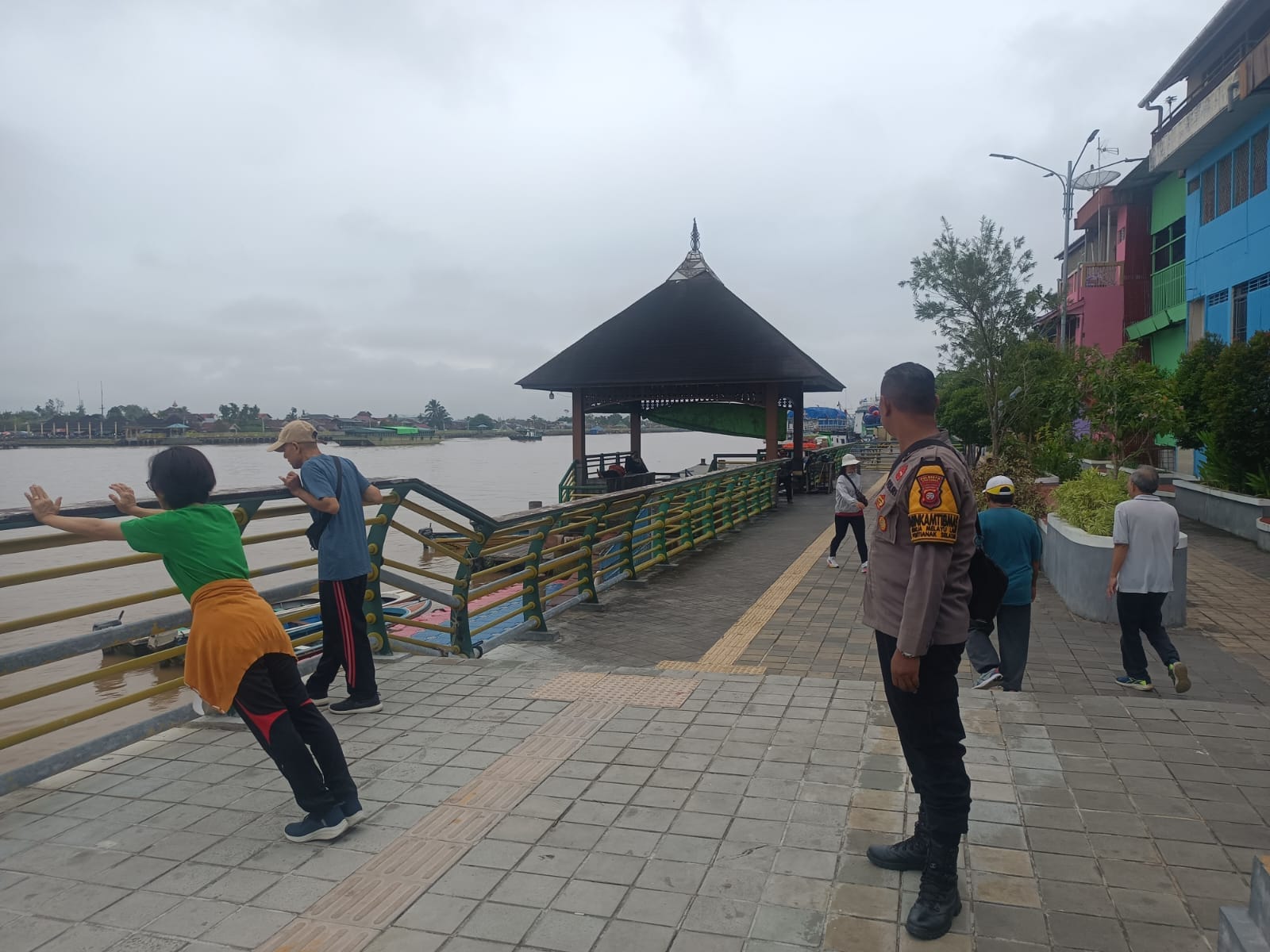 Ciptakan Rasa Aman, Bhabinkamtibmas Rutin Patroli di Area Water Front