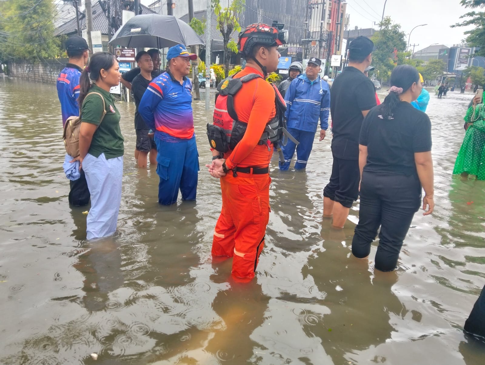 Ditpolairud Polda Bali dan Basarnas Denpasar Bersinergi Evakuasi Korban Banjir di Kuta