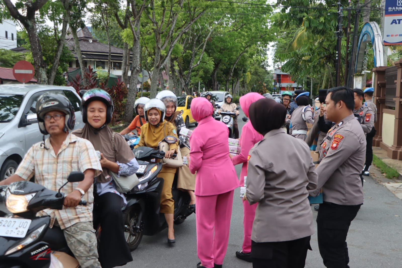 Polresta Pontianak Tebar Kebaikan Lewat Aksi Bagi Takjil Ramadan 1447 H