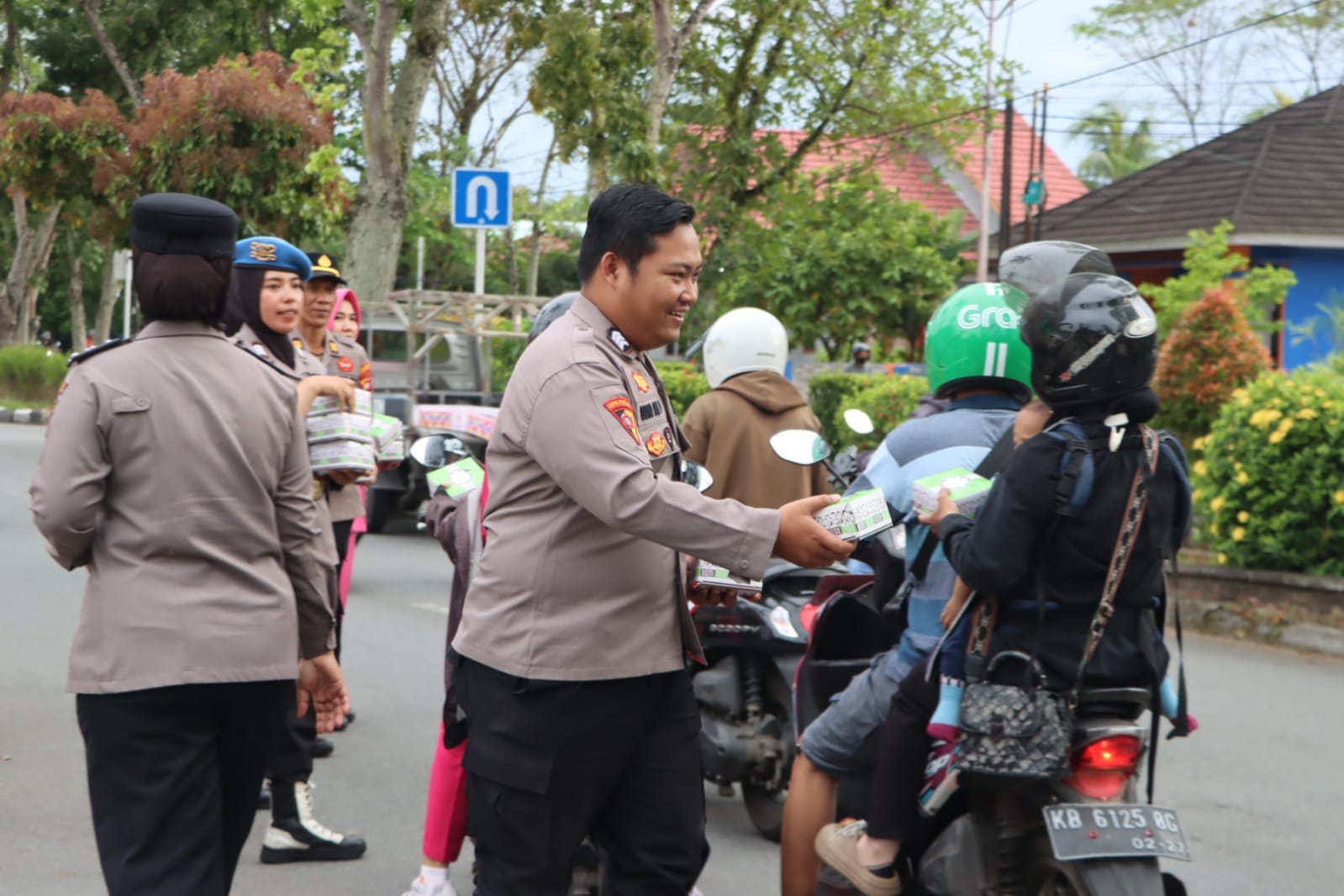Ramadan 1447 H, Polresta Pontianak Hadir Berbagi Takjil di Tengah Masyarakat