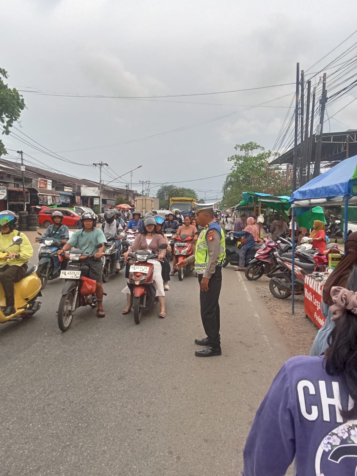 Pospam Ops Liong Kapuas Gerak Cepat Urai Macet di Kawasan Pasar Juadah