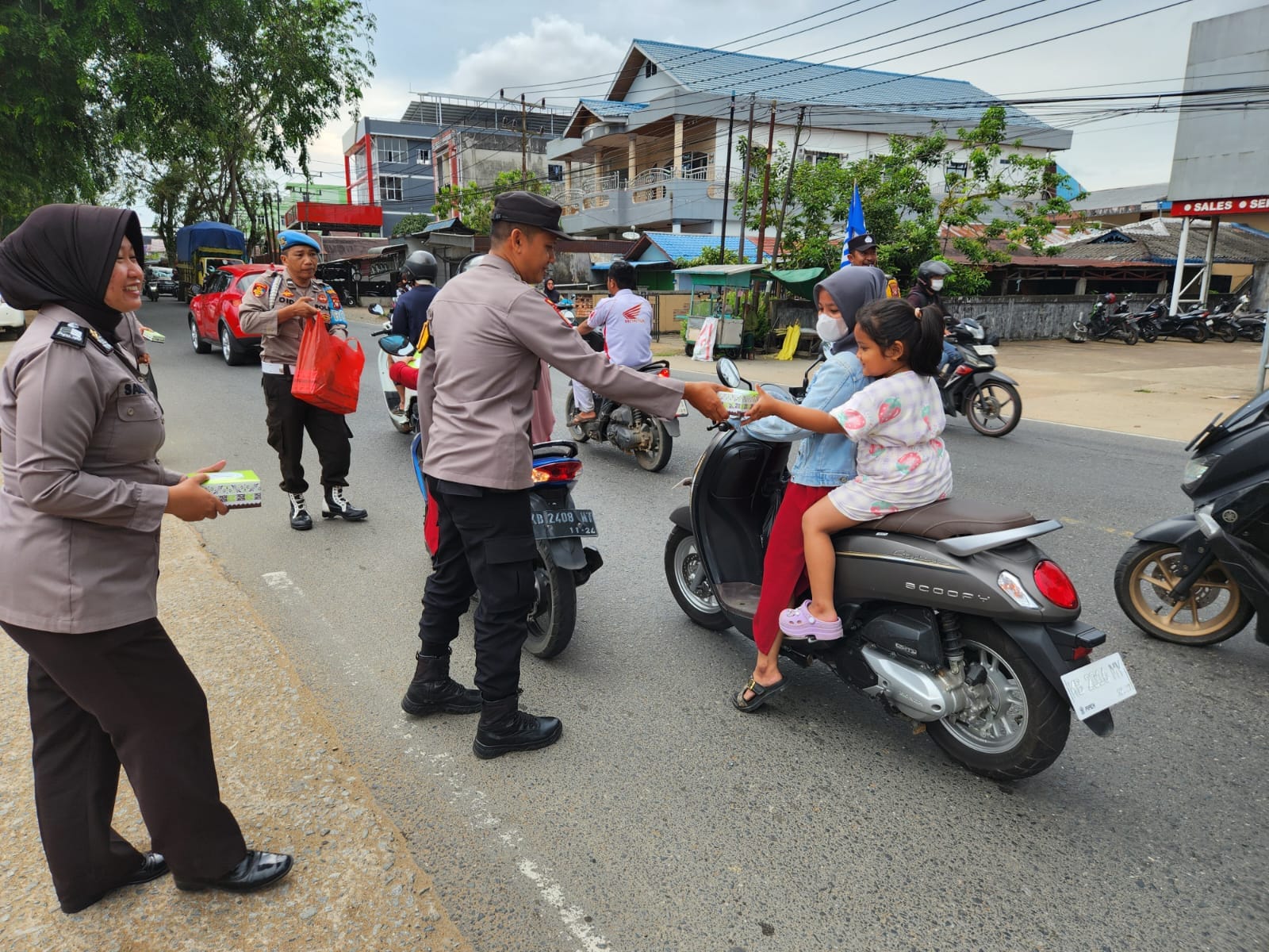 Polsek Pontianak Utara Semarakkan Ramadan dengan Aksi Berbagi Takjil