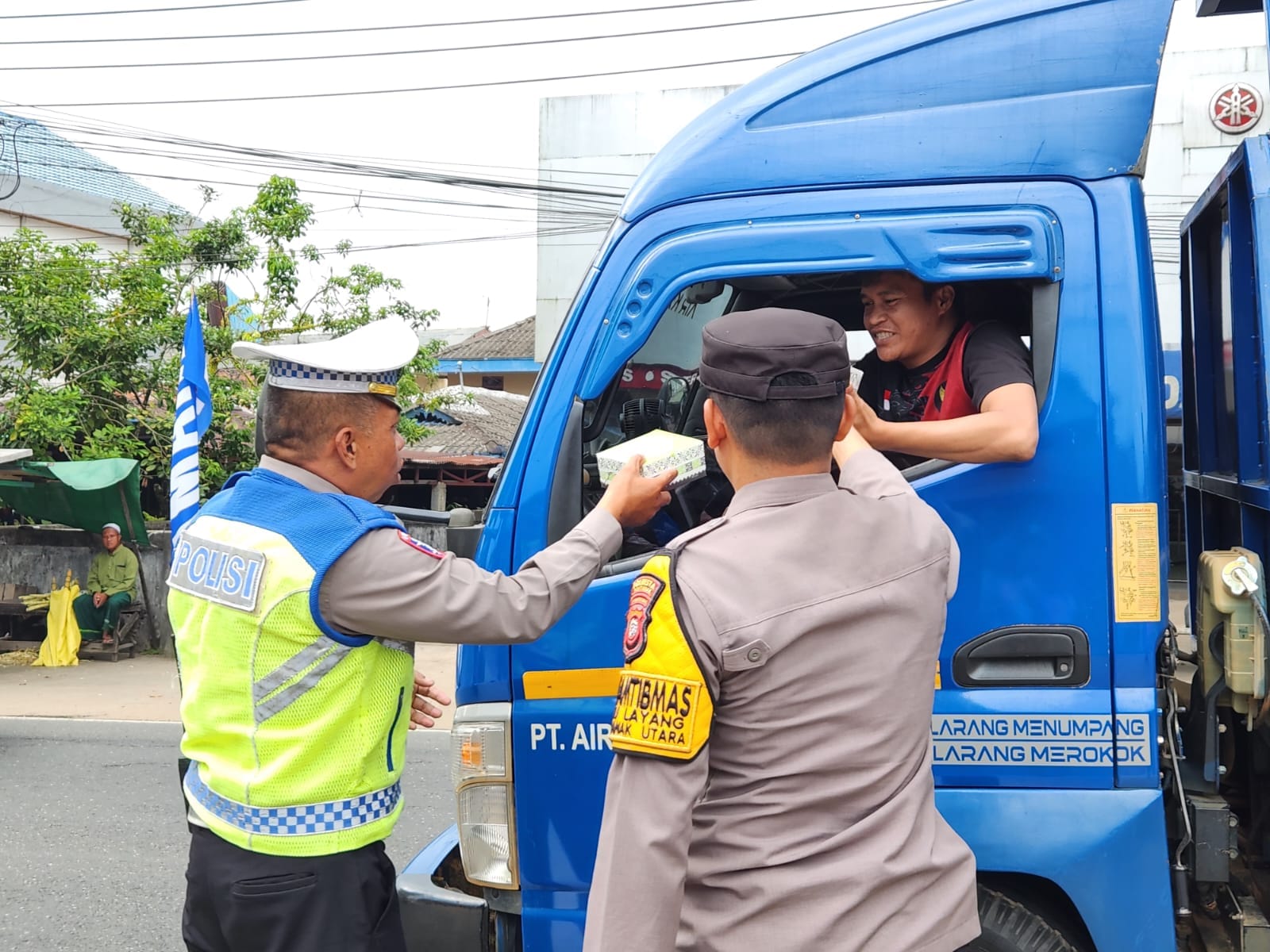Semarak Ramadan, Polsek Pontianak Utara Hadir Berbagi Takjil untuk Masyarakat