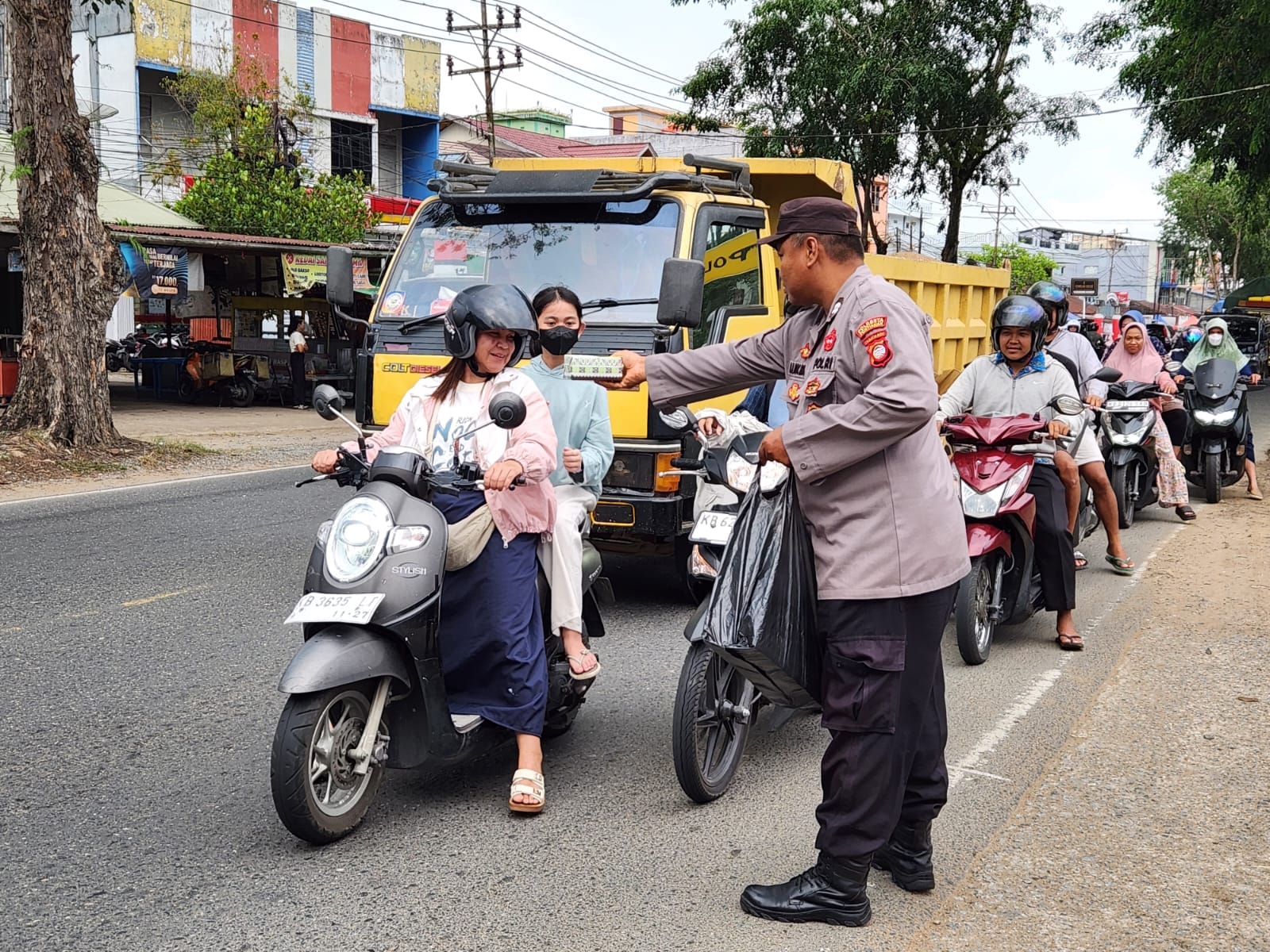 Wujud Kepedulian di Bulan Ramadan, Polsek Pontianak Utara Turun ke Jalan Bagikan Takjil