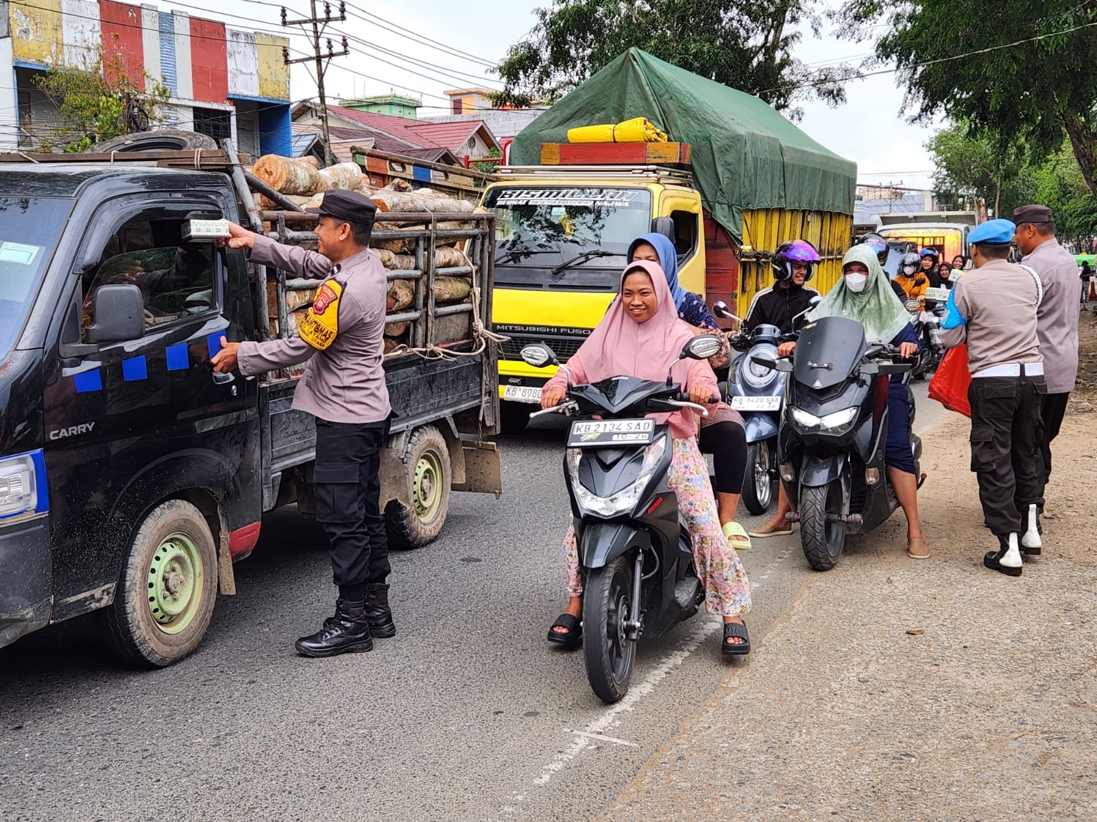 Momen Ramadan Penuh Berkah, Polsek Pontianak Utara Berbagi Takjil kepada Warga