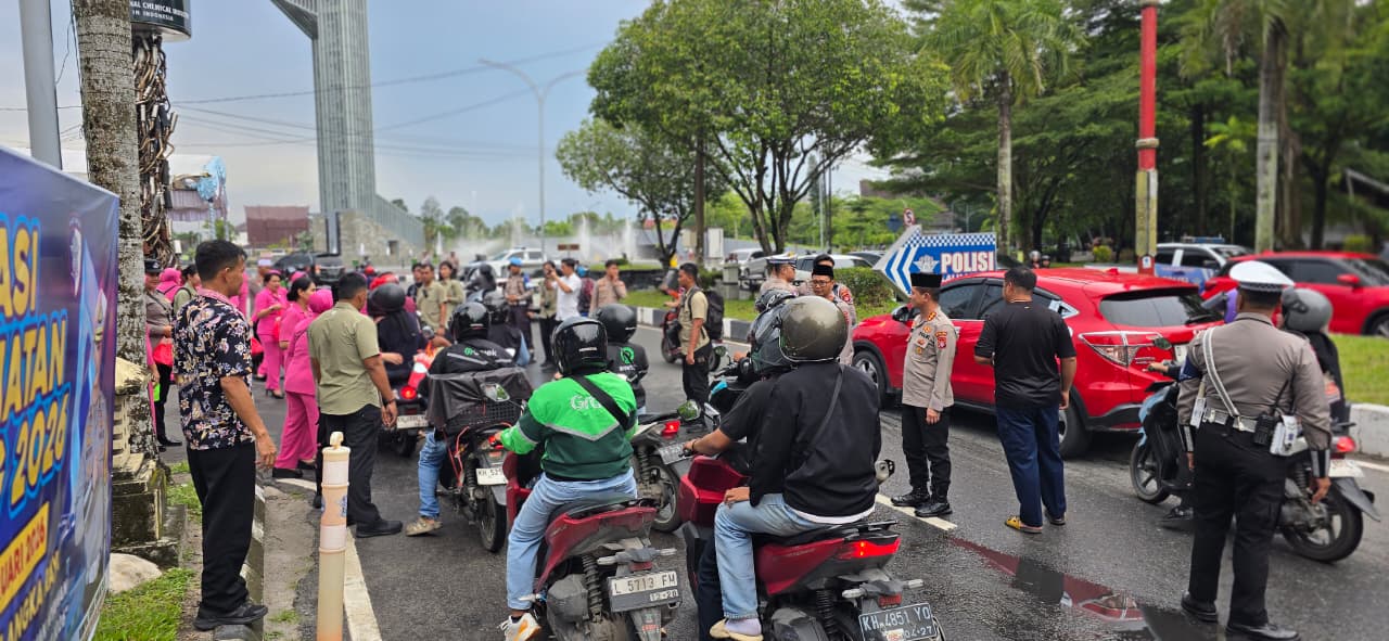 Ramadan Penuh Kepedulian, Polda Kalimantan Tengah Tebar Ratusan Takjil Gratis untuk Warga