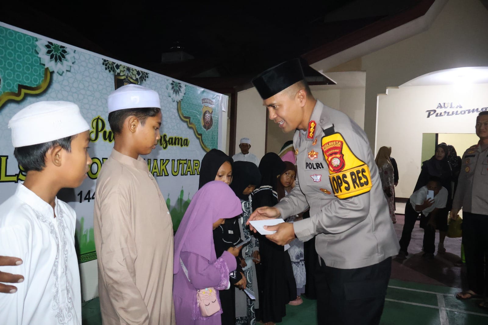 Penuh Kepedulian, Kapolresta Pontianak Santuni Anak Yatim Saat Buka Puasa Bersama