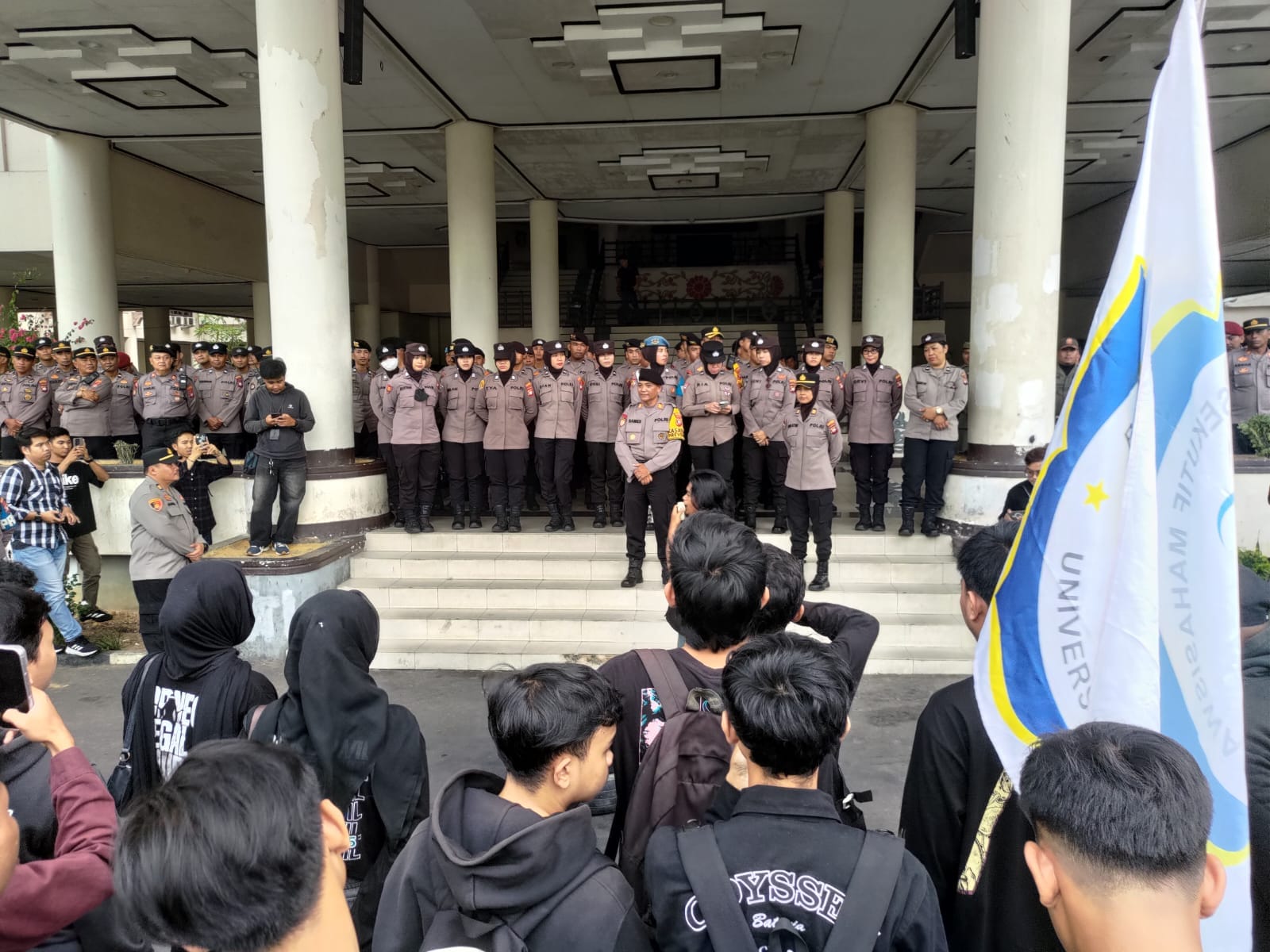 Ratusan Massa Sampaikan Tuntutan, Lalu Lintas Sempat Padat, Polisi Sigap Atur Arus