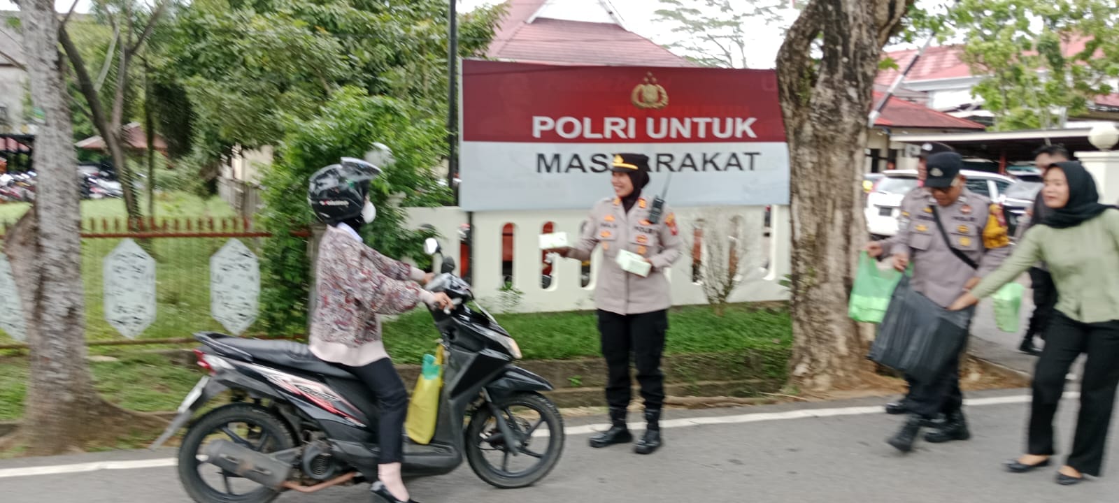 Aksi Humanis Polisi! Kapolsek Pontianak Selatan Pimpin Langsung Bagi-Bagi Takjil