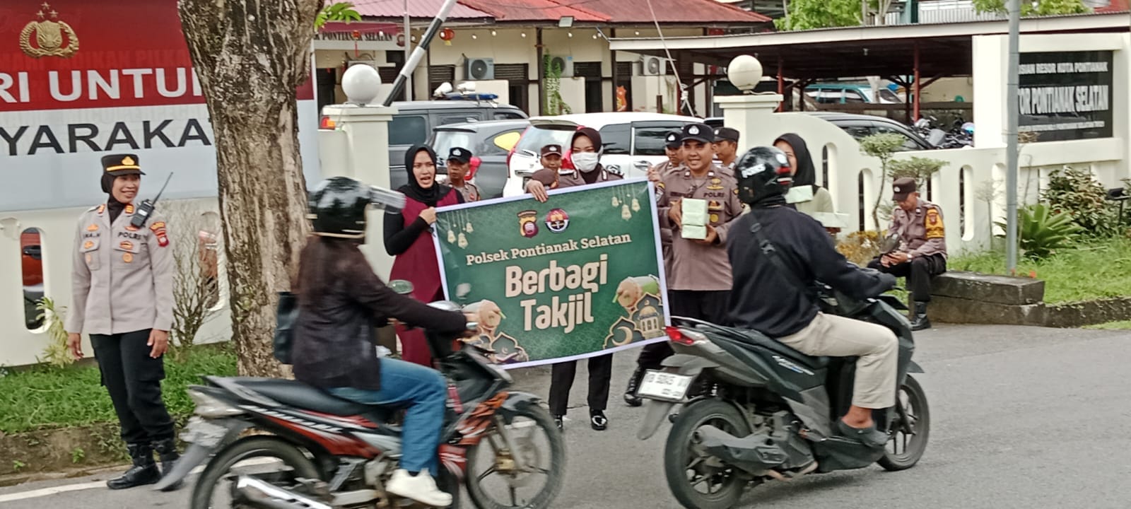 Dekat dengan Masyarakat, Polsek Pontianak Selatan Gelar Aksi Sosial Bagi Takjil