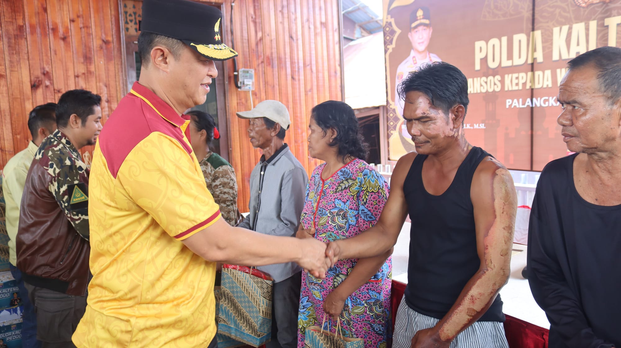 Tunjukkan Kepedulian, Polda Kalteng Turun Langsung Bersihkan Lokasi Kebakaran Mendawai Lewat Aksi Sosial Lingkungan