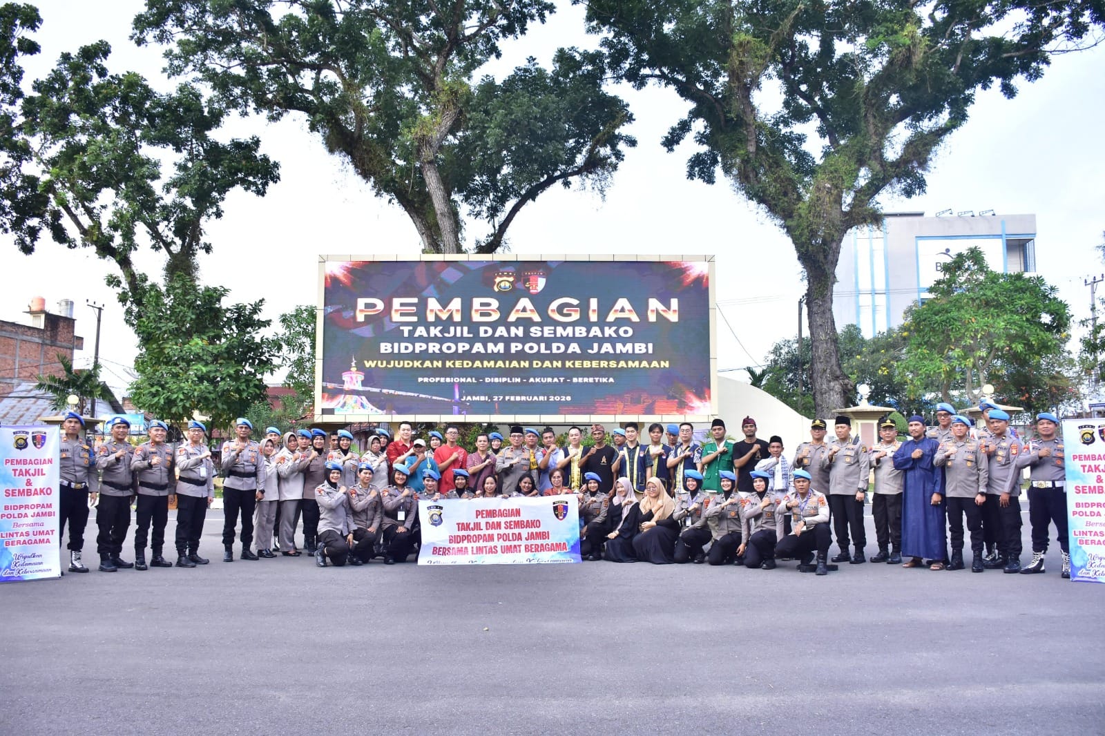 Polisi Turun ke Jalan! Polda Jambi Bagikan Ratusan Takjil dan Sembako untuk Warga di Bulan Ramadan