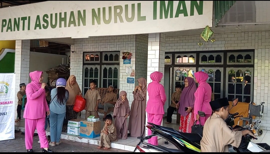 Ramadan Penuh Kepedulian, Kapolsek Pontianak Kota Tebar Kebahagiaan untuk Anak Yatim