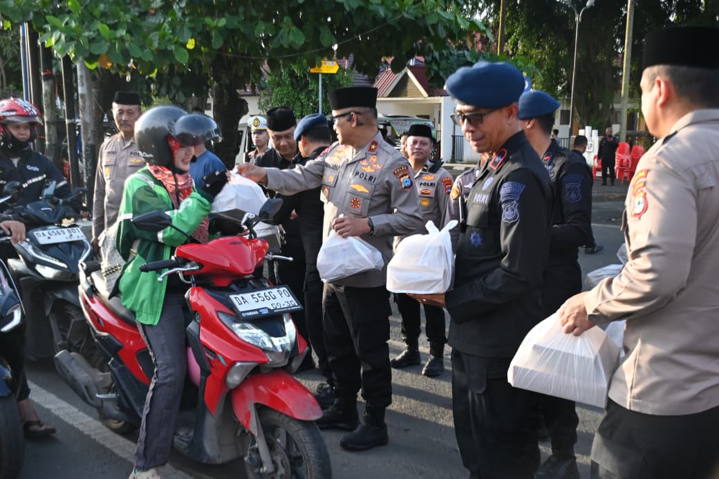 Polda Kalsel Bagikan 1.000 Paket Takjil dan Buka Puasa Bersama Ojol