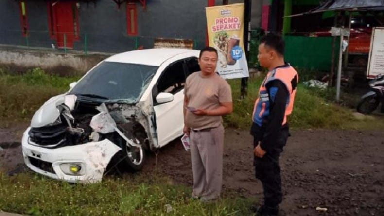 Terobos Palang Pintu Tertutup, Mobil Hancur Tertabrak Kereta di Cilacap