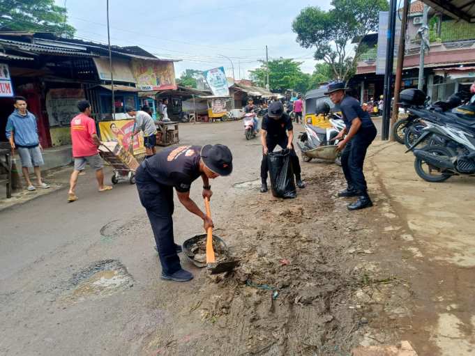 Ratusan Brimob Turun Serentak! Waduk hingga Pasar di Jateng Dibersihkan, Aksi Humanis Polri Banjir Apresiasi