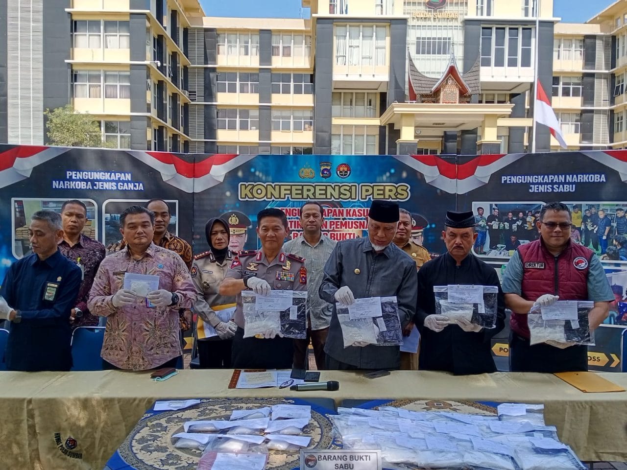 Operasi Februari Mengguncang! Barang Bukti Sabu 8 Kg Dipamerkan di Mapolda Sumbar