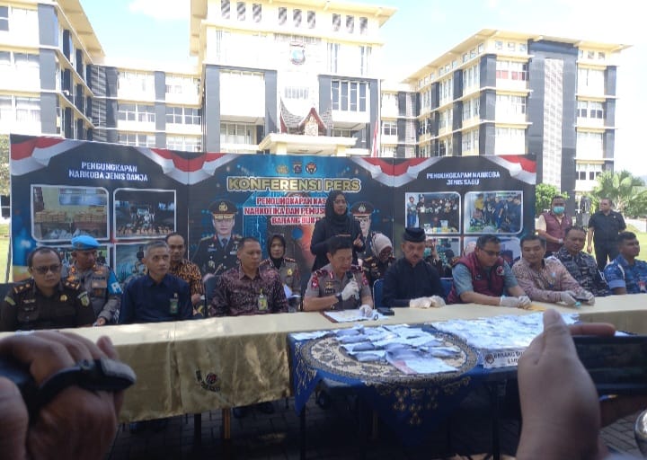 Konferensi Pers Tegas Wakapolda: 8 Kg Sabu Dimusnahkan, 5 Tersangka Dibekuk