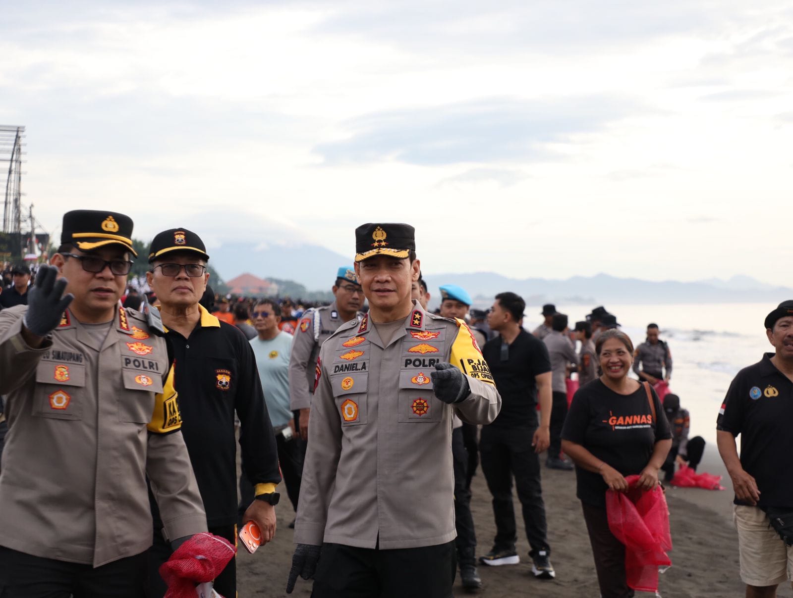 Jaga Keseimbangan Ekosistem Pantai dan Laut, Kapolda Bali Ikut Dalam Aksi Bersih-Bersih Pantai Padang Galak