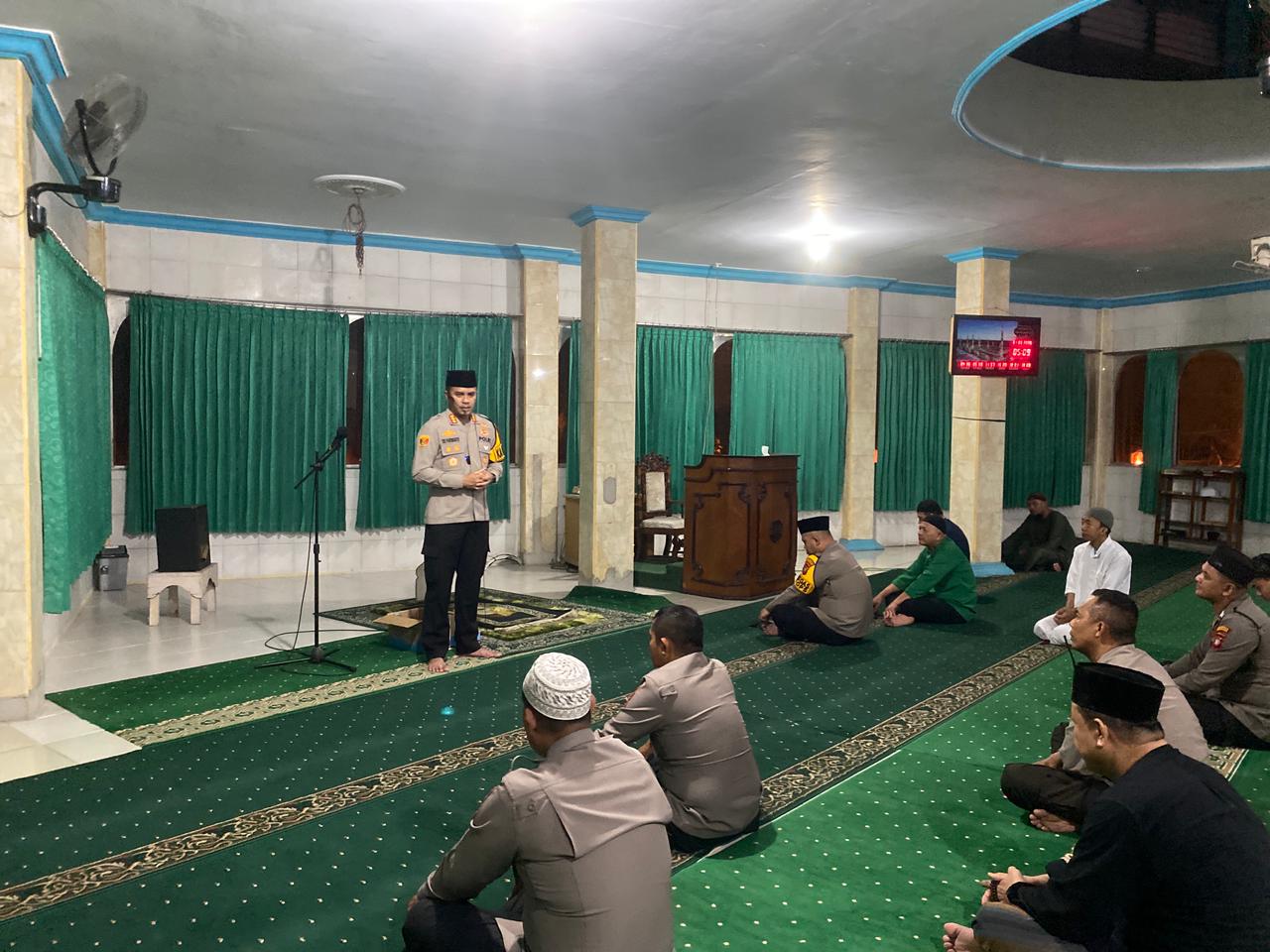 Dekat dengan Masyarakat, Kapolresta Pontianak Gelar Safari Subuh Keliling