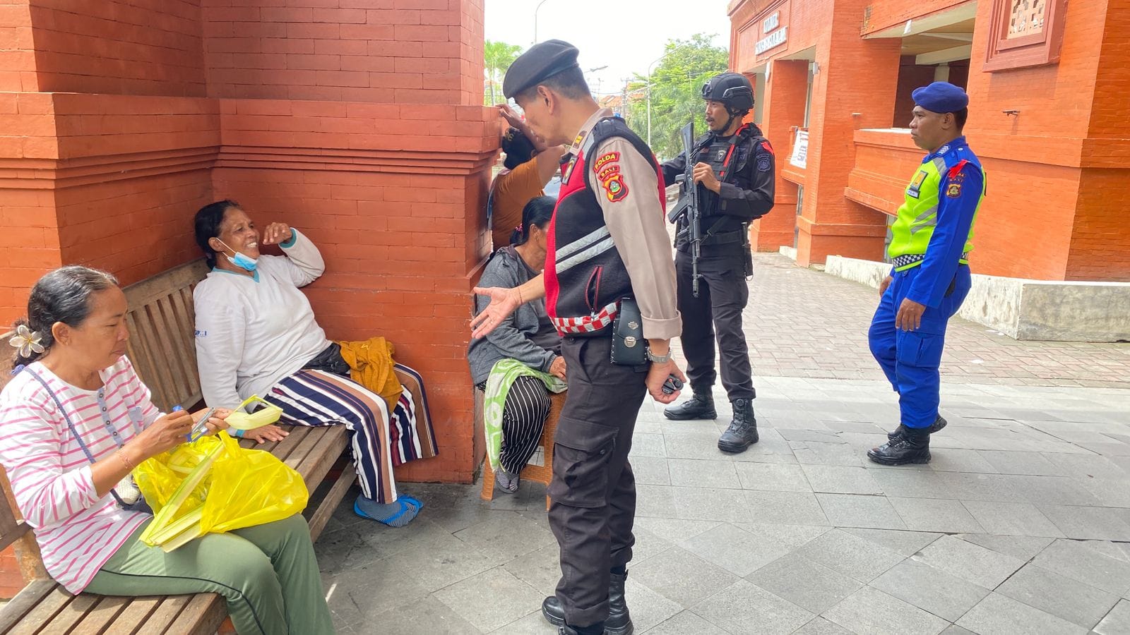 Patroli Humanis Jelang Nyepi dan Idul Fitri, Polda Bali Sambangi Pasar Kumbasari