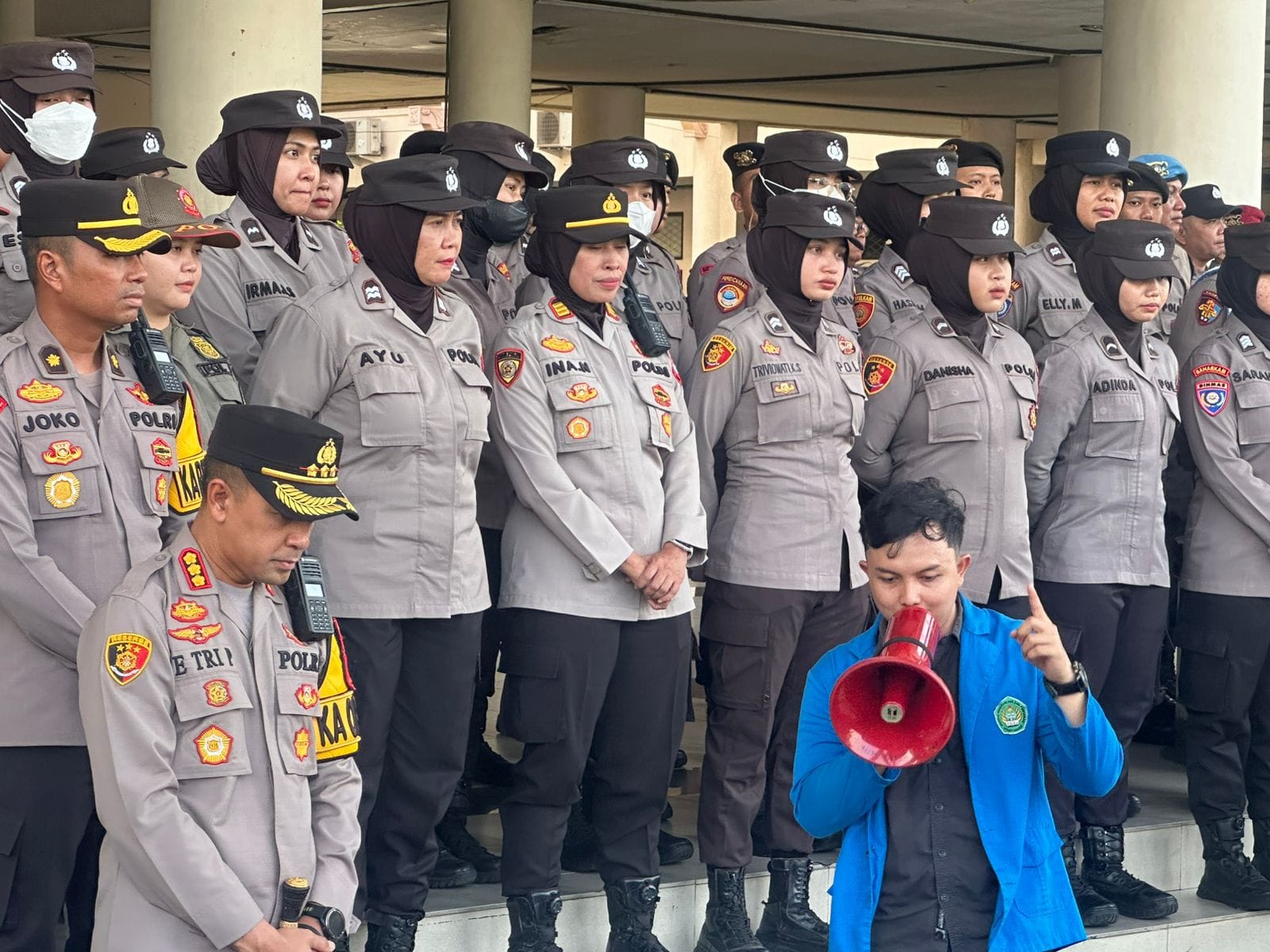 Demo BEM UPGRI Pontianak di Kantor DPRD Kalbar Dikawal Aparat Kepolisian