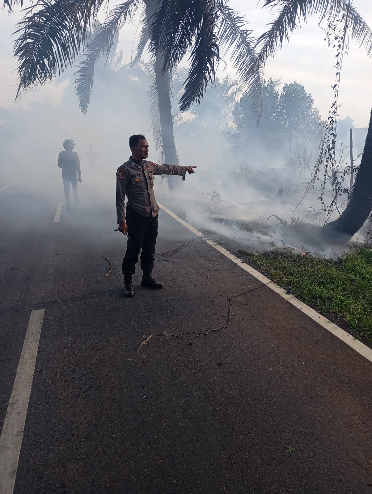 Kebakaran Lahan Dipicu Kemarau, Polisi dan Damkar Lakukan Pemadaman Intensif
