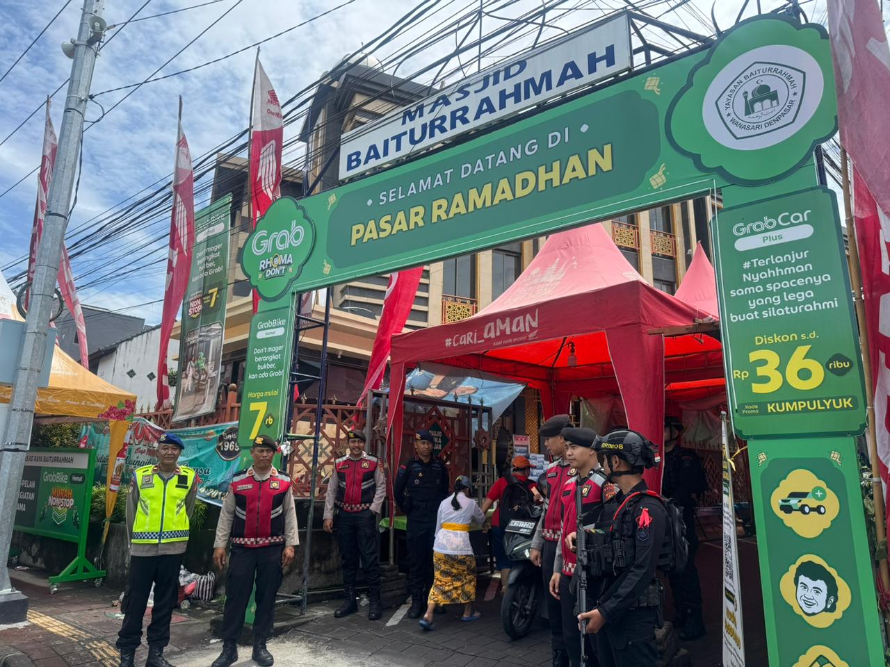 Jaga Keamanan, Polri Hadir di Tengah Hangatnya Pasar Ramadan Kampung Jawa Denpasar