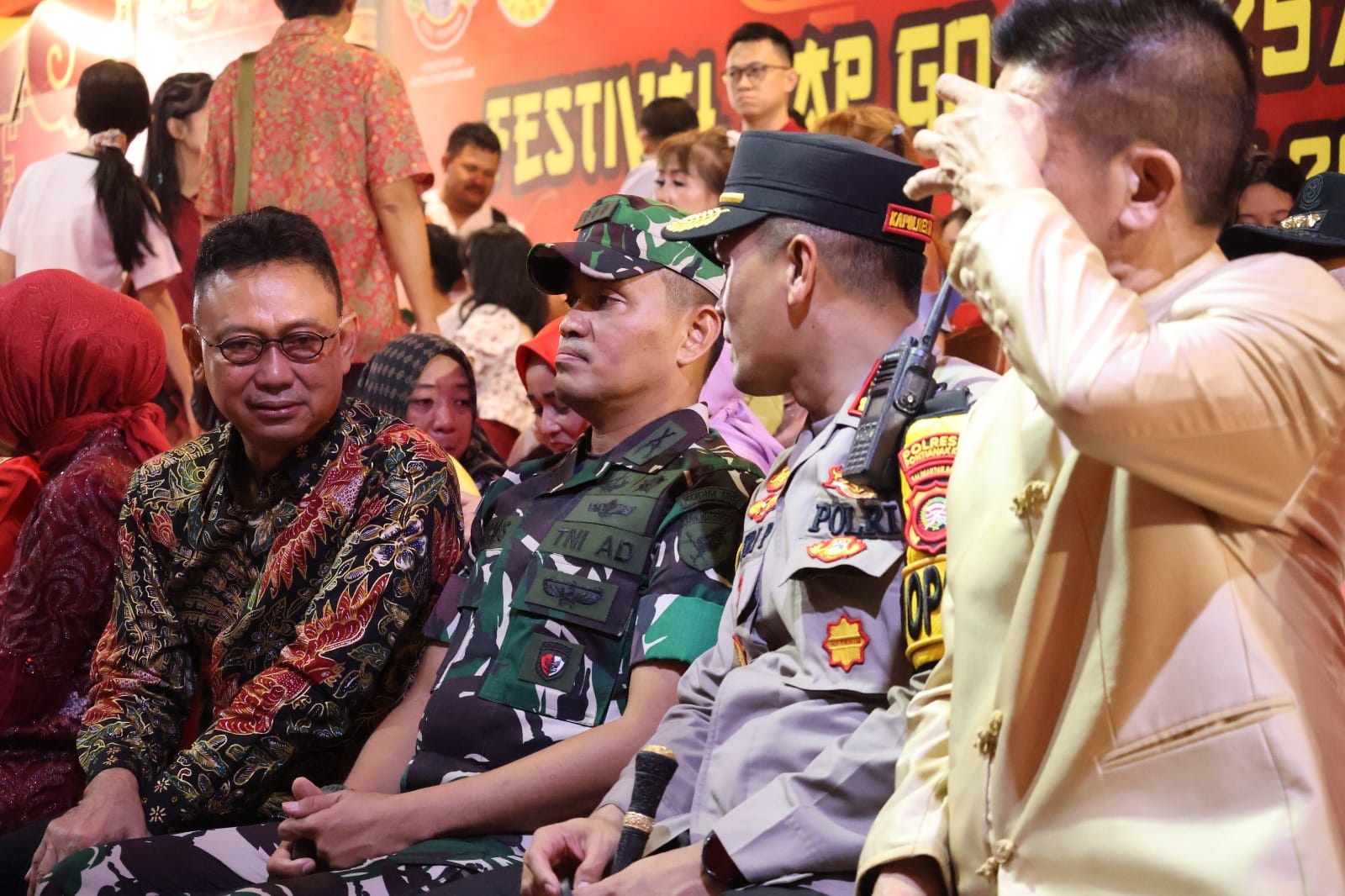 Ribuan Warga Saksikan Parade Naga Bersinar 2026, Polresta Pontianak Jaga Ketertiban