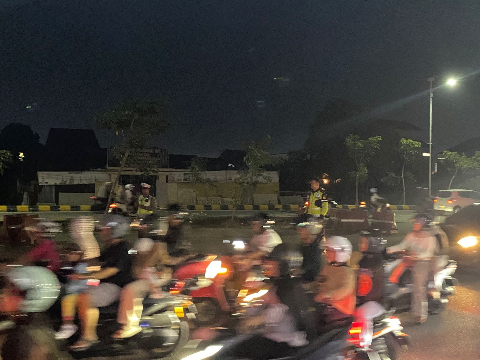 Personel Pos Pam Tanjung Raya Tegak Lurus Lakukan Pengaturan, Urai Kemacetan Malam Hari