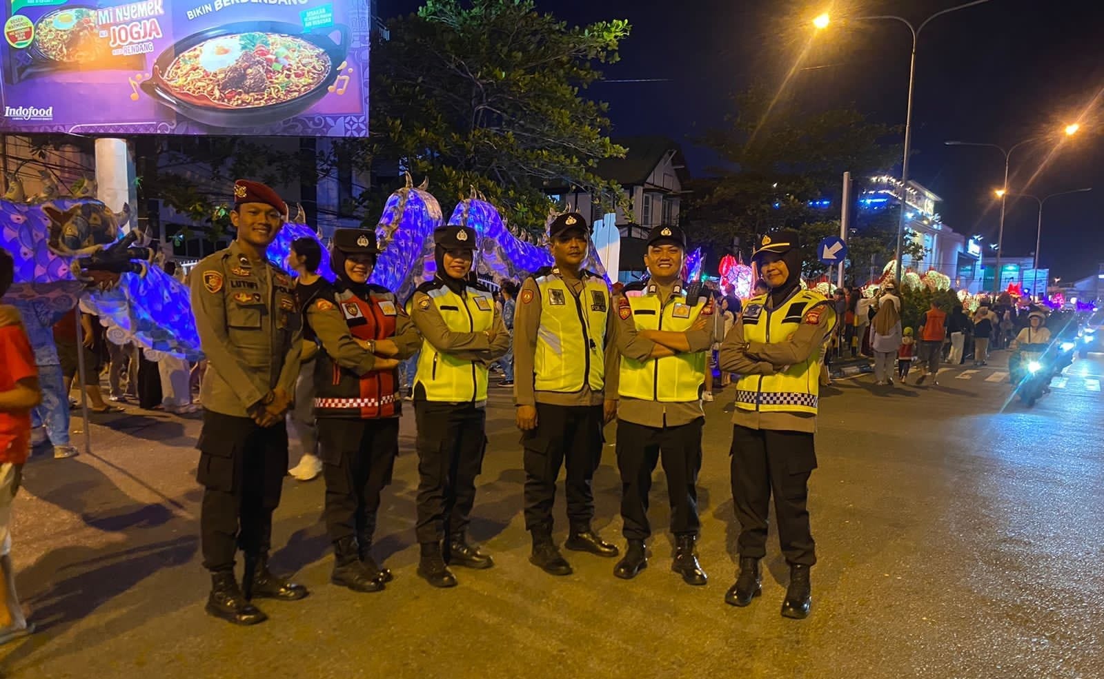 Polsek Pontianak Kota Turun Langsung Amankan Parade Naga Bersinar