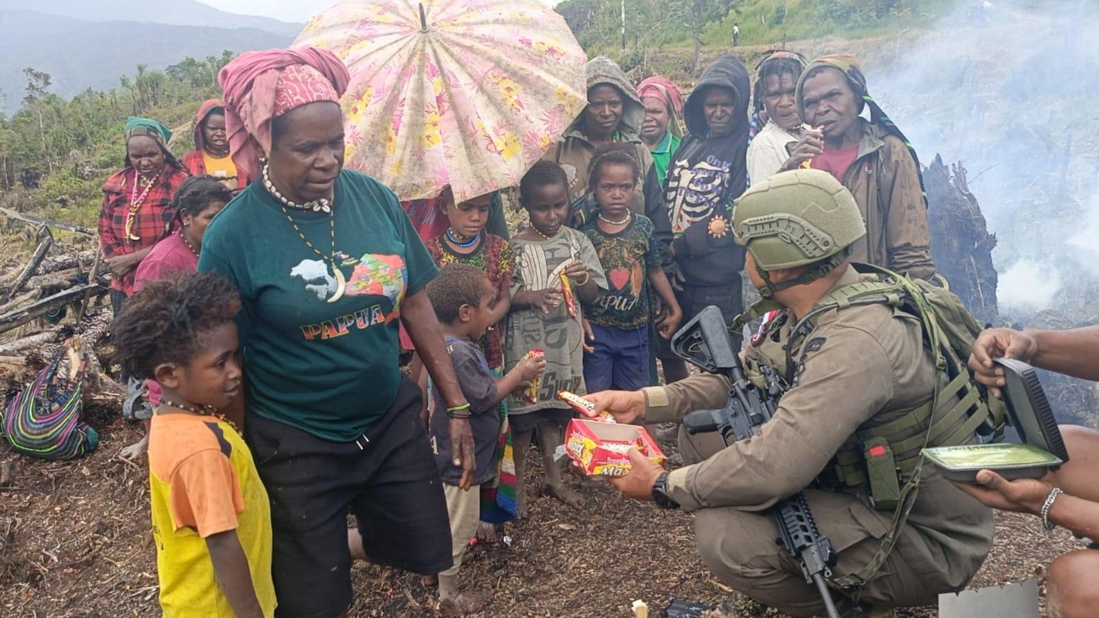 Hangatnya Kebersamaan di Sugapa, Polisi dan Anak-Anak Papua Ciptakan Momen Penuh Tawa