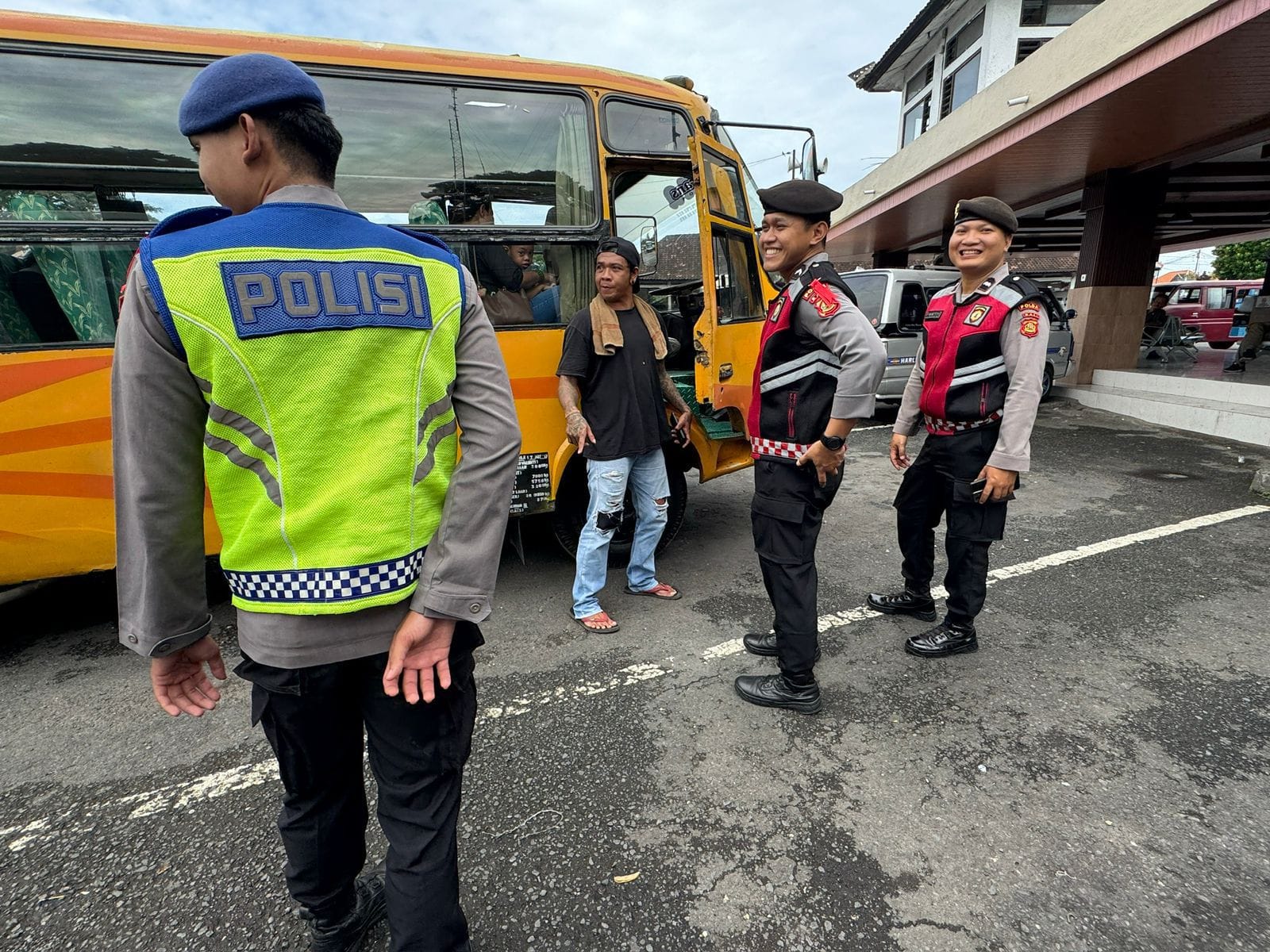 Sentuhan Humanis Polisi di Terminal Ubung, Pastikan Warga Mudik Aman dan Nyaman
