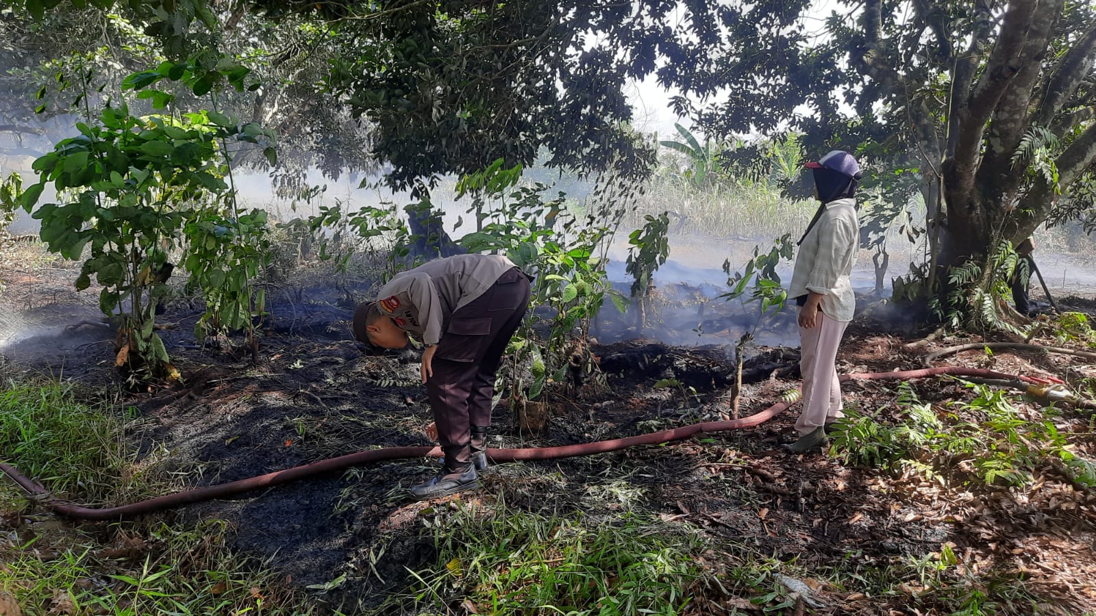Personel Polsek Pontianak Utara Bergerak Cepat Padamkan Kebakaran Lahan di Batulayang