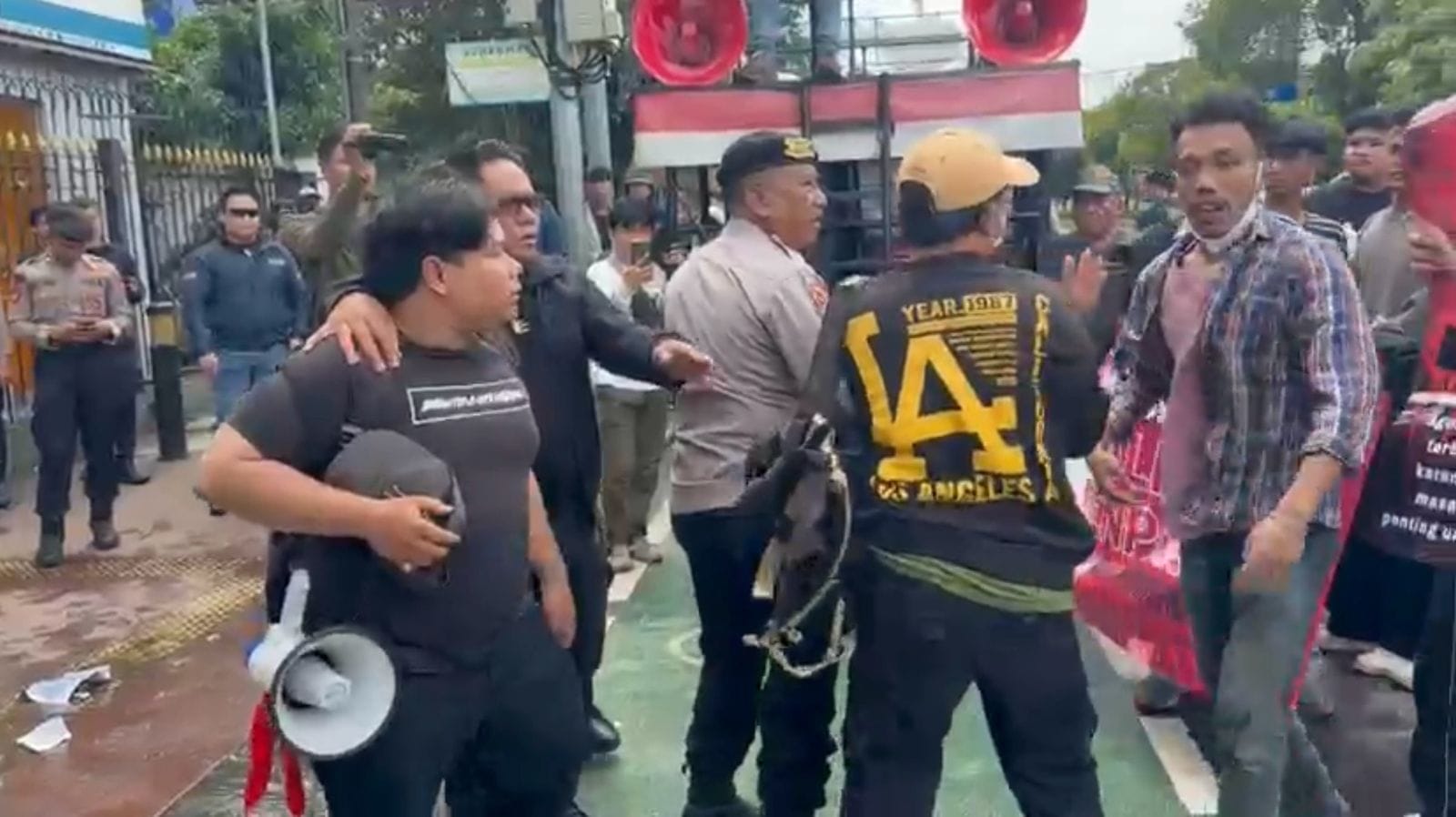 Keributan Antar Massa di Aksi Kemendagri Picu Korban Luka dan Kerusakan Kendaraan