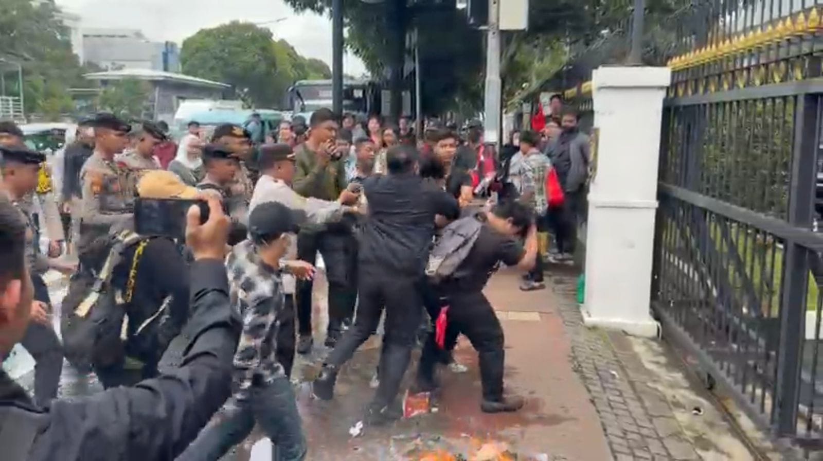 Demo Soal Polemik Pernyataan Wali Kota Denpasar Ricuh di Depan Kemendagri