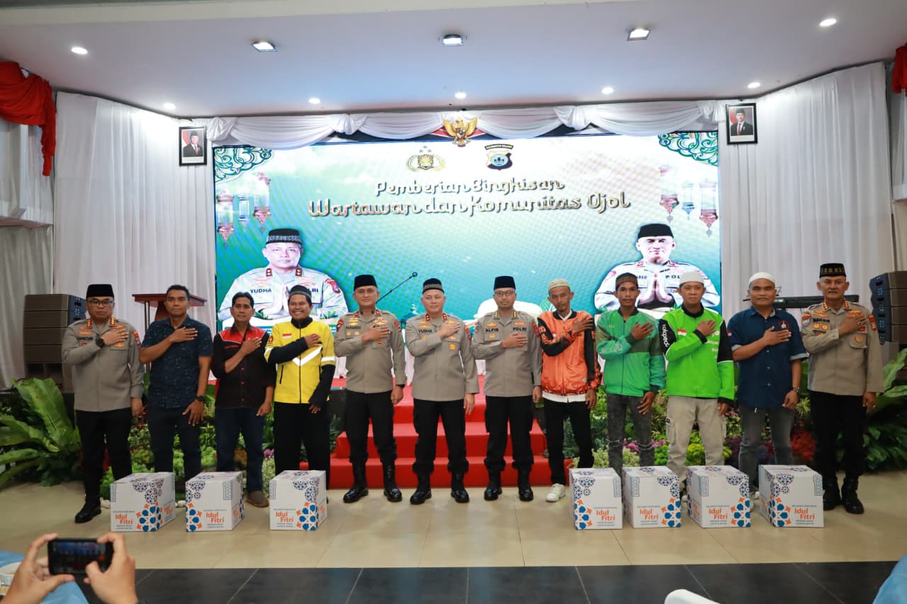 Kapolda Kalsel Berbagi Kebersamaan Ramadhan, Buka Puasa Bersama Anak Yatim, Ojol, dan Wartawan