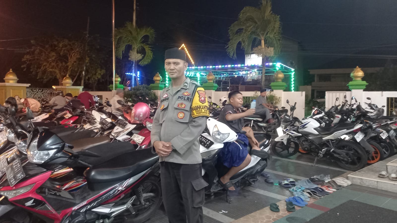 Personel Polsek Pontianak Barat Amankan Salat Isya dan Tarawih, Antisipasi Curanmor