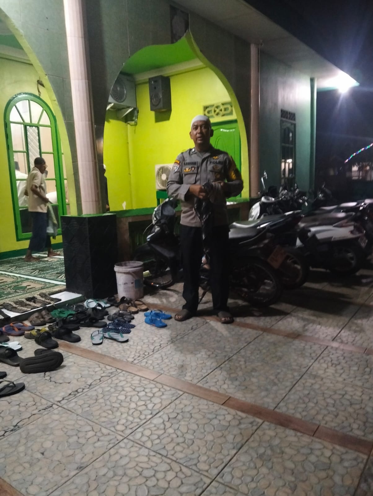 Personel Polsek Pontianak Barat Lakukan Pengamanan Tarawih untuk Cegah Curanmor