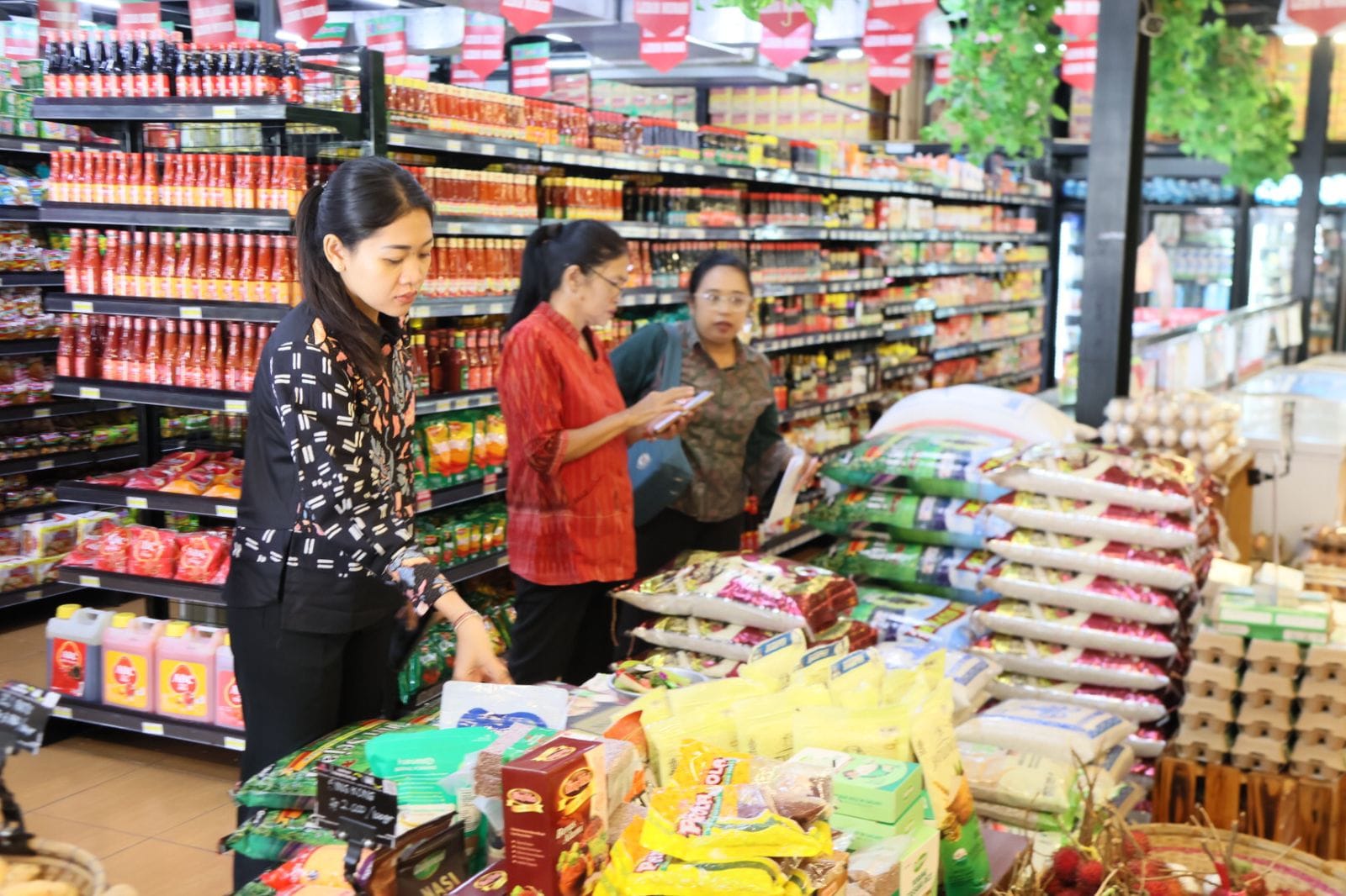 Pastikan Harga Bahan Pokok Stabil Jelang Hari Besar Keagamaan, Satgas Saber Pangan Polda Bali Gelar Sidak Pasar