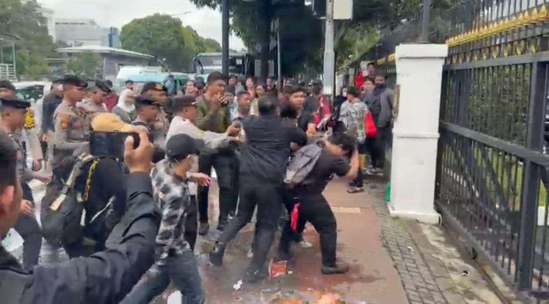 Demo di Kemendagri Berujung Ricuh, Tiga Orang Diamankan Polisi
