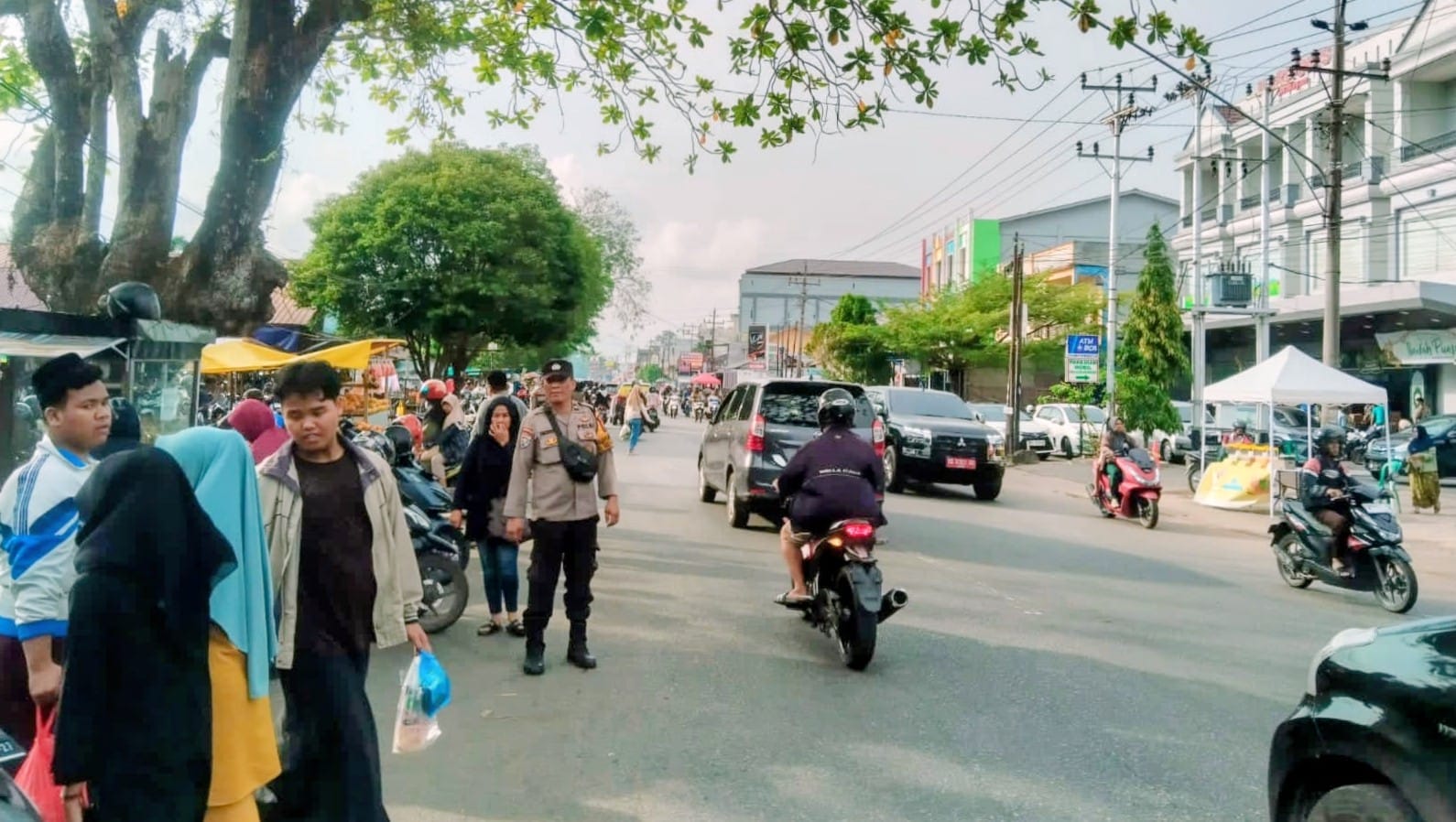 Berbagi di Bulan Ramadhan, SDN 42 Pontianak Kota Bagikan Takjil dengan Pengamanan Polisi