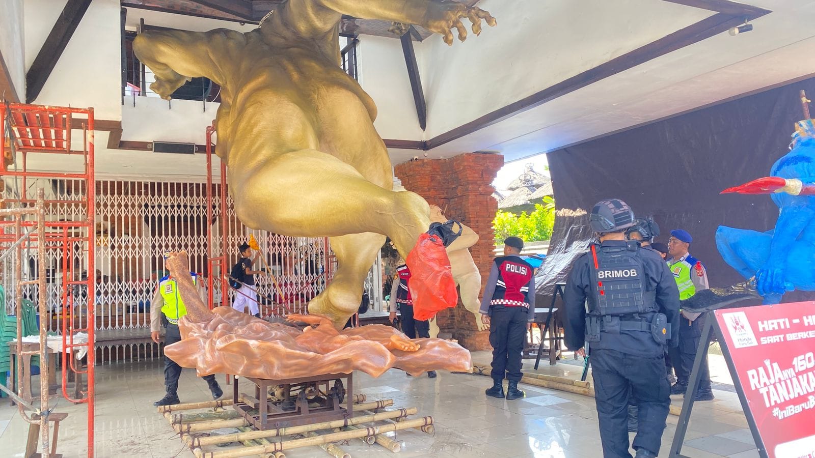 Jelang Nyepi, Polda Bali Sambangi Banjar Saat Warga Siapkan Ogoh-Ogoh