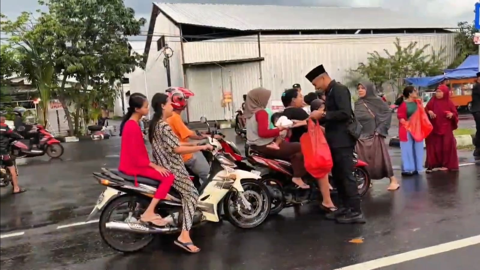 Hadirkan Kehangatan Ramadhan di Jalanan, Brimob Surakarta Bagikan 1.000 Takjil untuk Warga