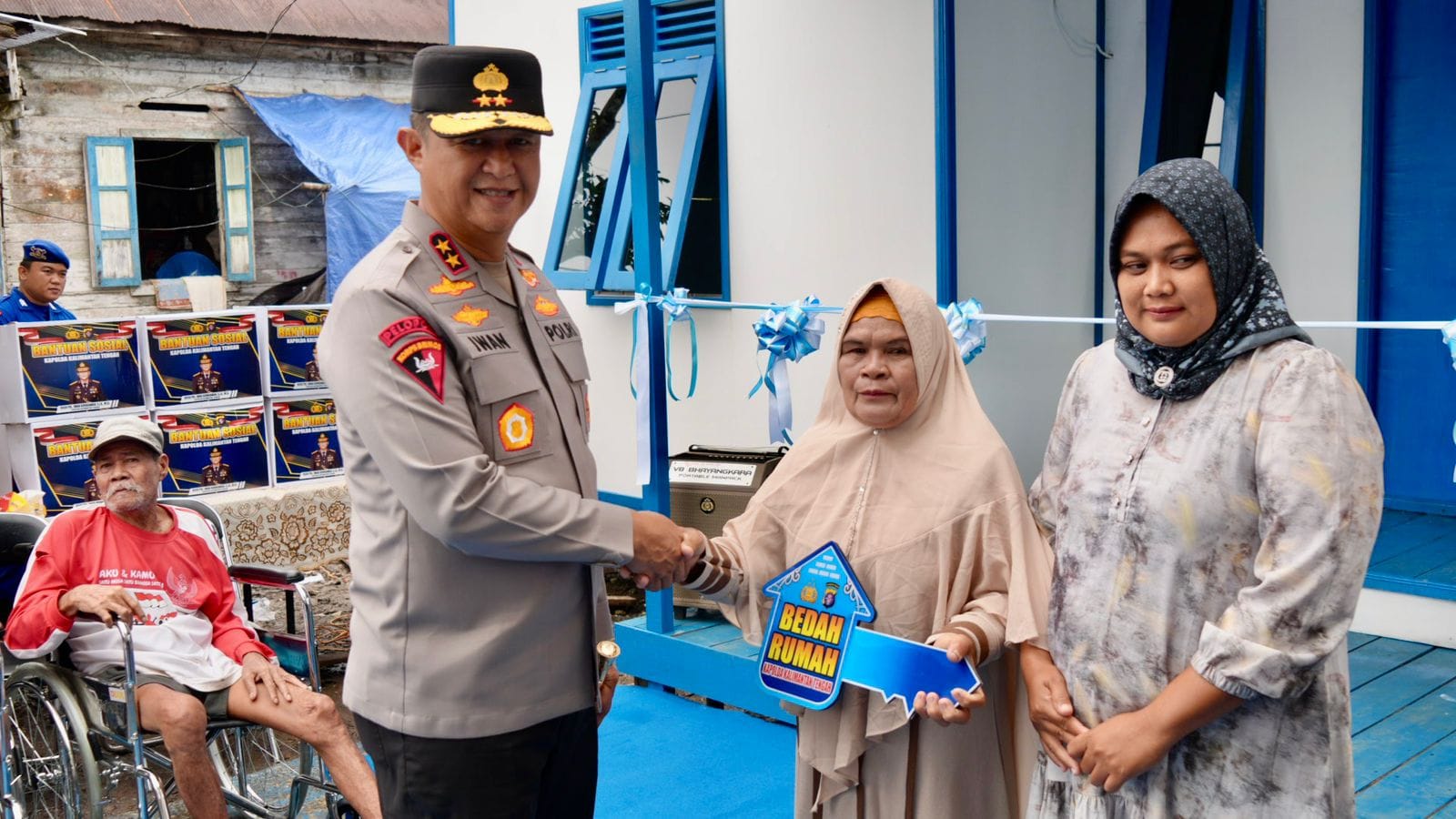 Kapolda Kalteng Berikan Bantuan Bedah Rumah dan Bansos bagi Warga Bereng sebagai Wujud Kepedulian Polri