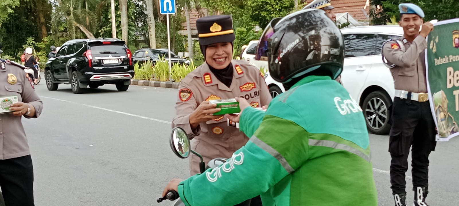 Wujud Kepedulian Ramadan, Polsek Pontianak Selatan Bagikan Takjil Gratis