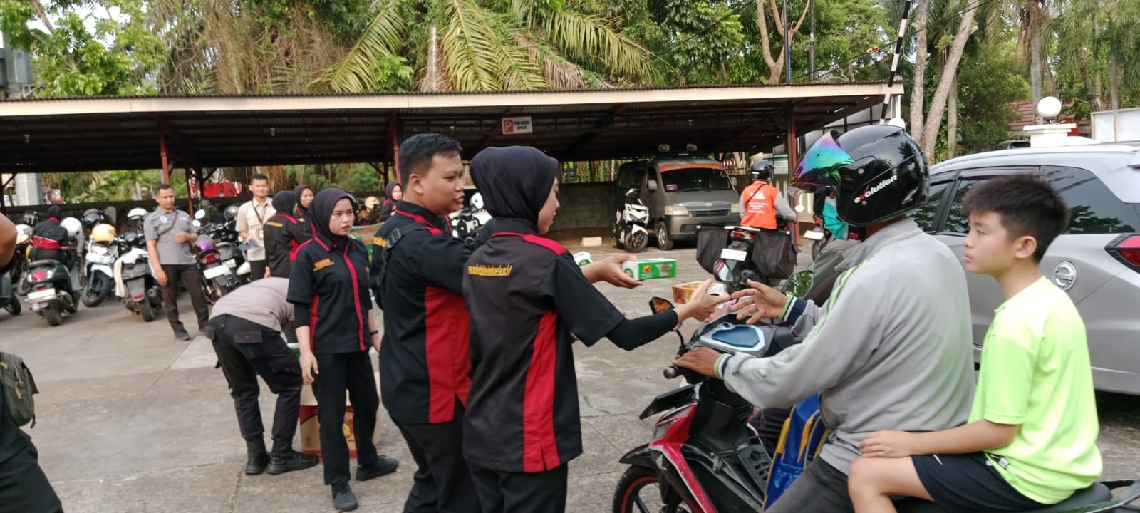 Polsek Pontianak Selatan Berbagi Takjil kepada Pengguna Jalan di Bulan Ramadan