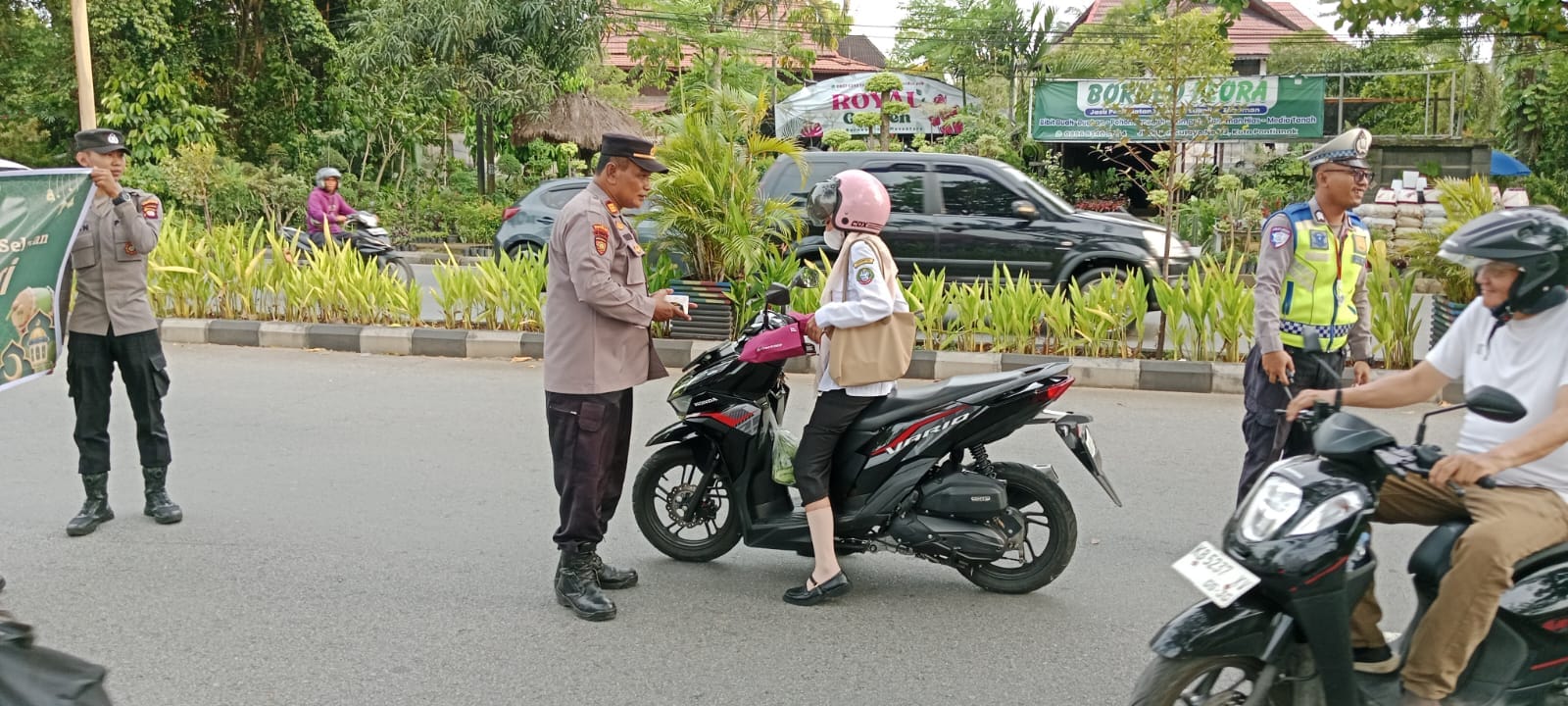 Polsek Pontianak Selatan Dekatkan Diri dengan Warga Melalui Bagi Takjil