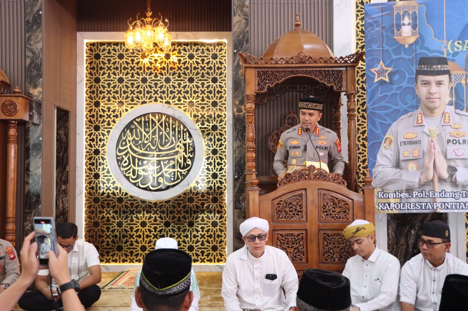 Tausiah Ustadz Das’ad Latif Warnai Safari Kamtibmas Ramadan Polresta Pontianak