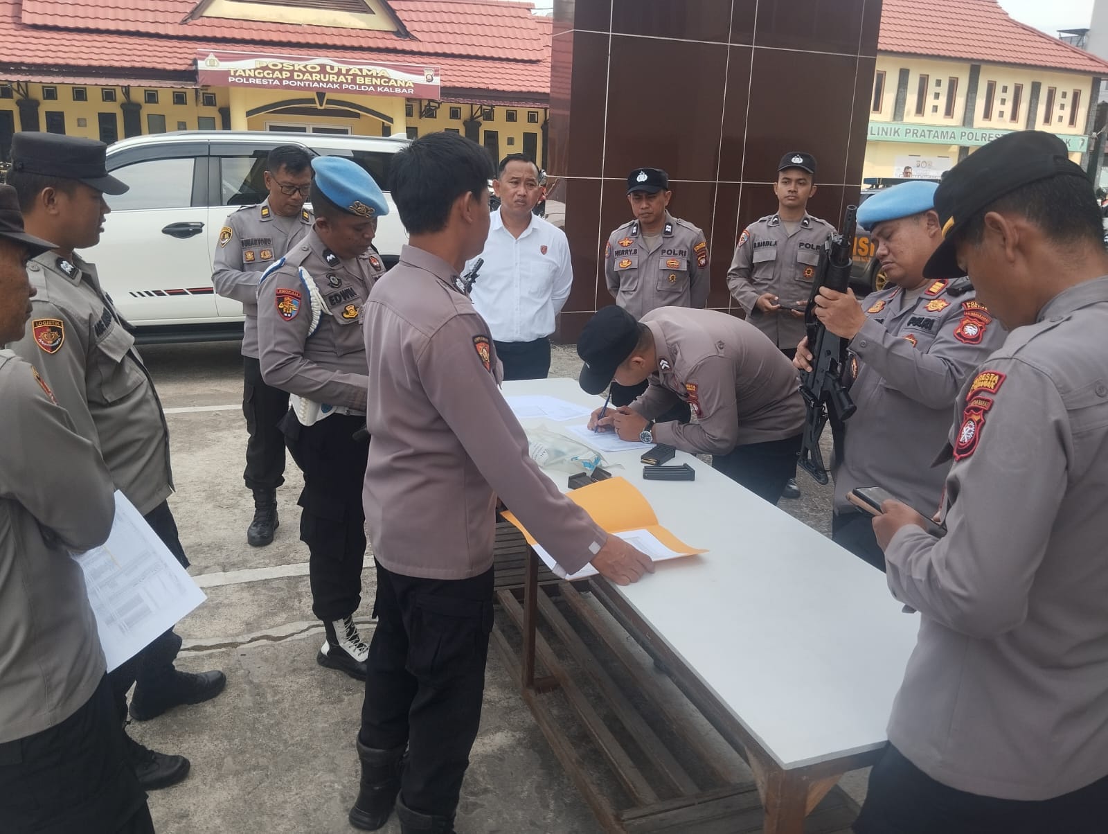 Wakapolresta Pontianak Cek Senjata Api Personel untuk Pastikan Perawatan dan Kepatuhan SOP
